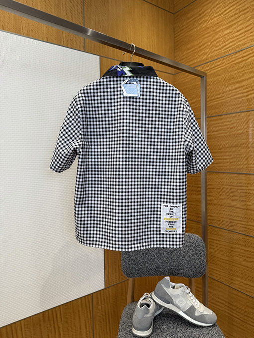 プラダスーパーコピー 両面リバーシブルの楽しいプリント柄半袖シャツ