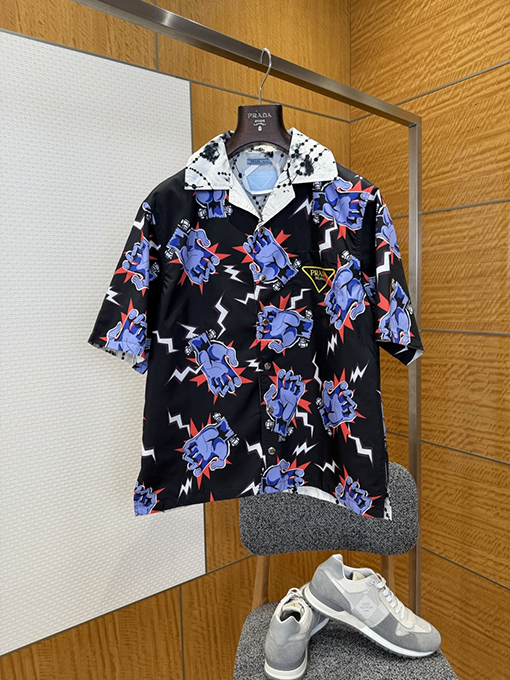 プラダスーパーコピー 両面リバーシブルの楽しいプリント柄半袖シャツ