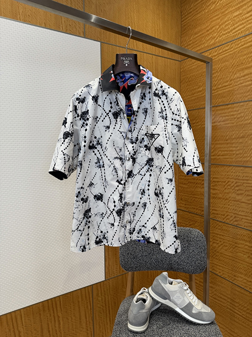 プラダスーパーコピー 両面リバーシブルの楽しいプリント柄半袖シャツ