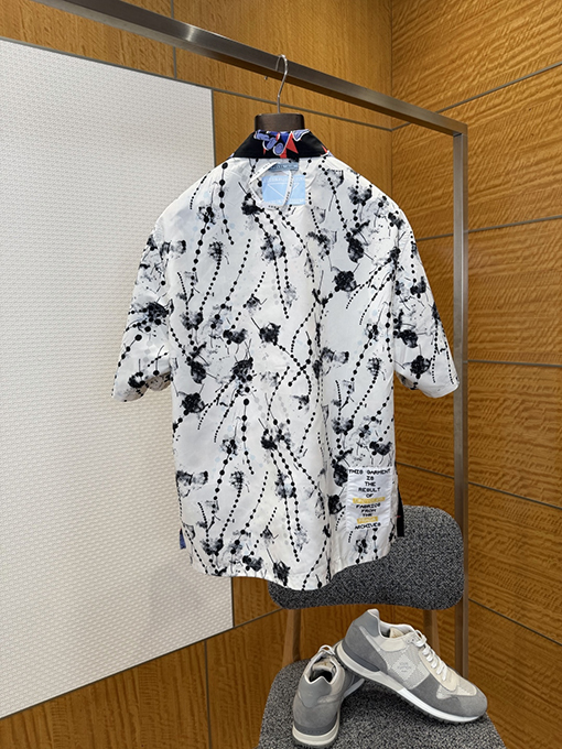 プラダスーパーコピー 両面リバーシブルの楽しいプリント柄半袖シャツ