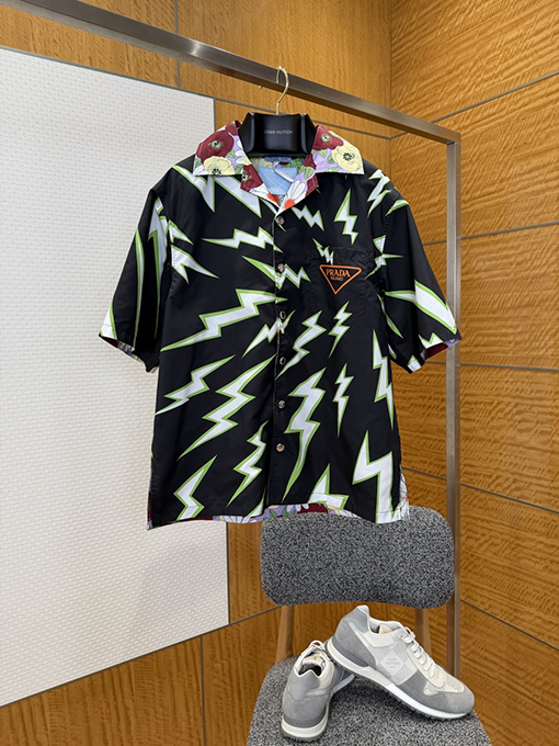 プラダスーパーコピー 両面リバーシブルの楽しいプリント柄半袖シャツ