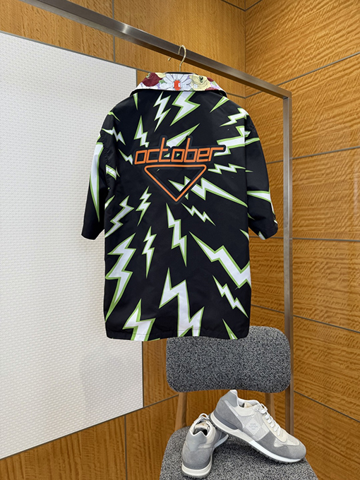 プラダスーパーコピー 両面リバーシブルの楽しいプリント柄半袖シャツ