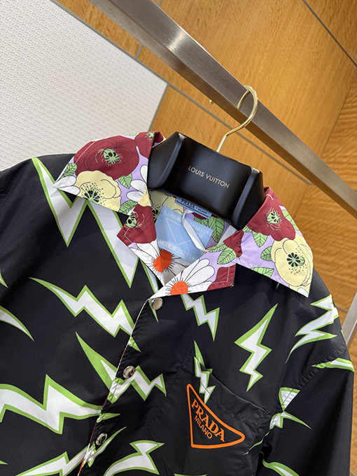 プラダスーパーコピー 両面リバーシブルの楽しいプリント柄半袖シャツ