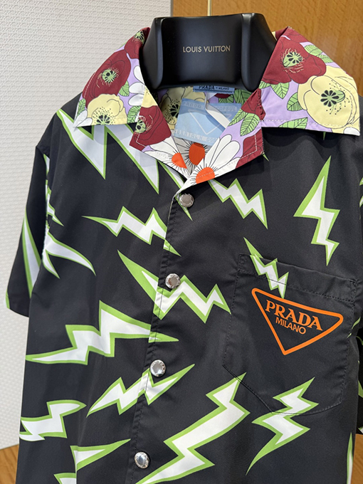 プラダスーパーコピー 両面リバーシブルの楽しいプリント柄半袖シャツ