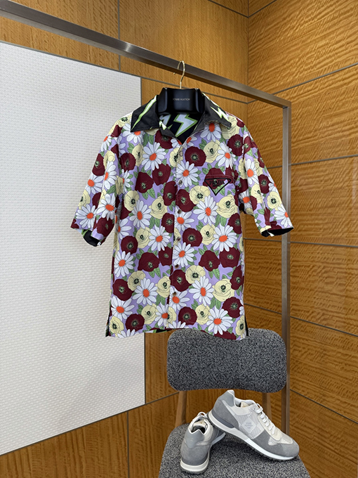 プラダスーパーコピー 両面リバーシブルの楽しいプリント柄半袖シャツ