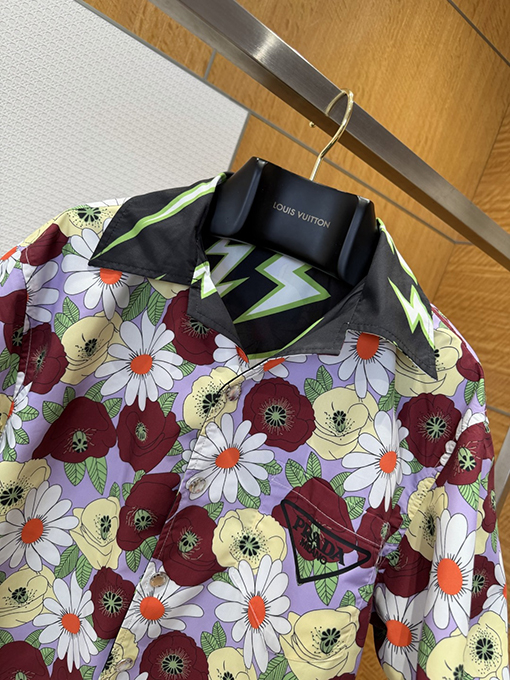 プラダスーパーコピー 両面リバーシブルの楽しいプリント柄半袖シャツ