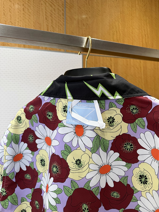 プラダスーパーコピー 両面リバーシブルの楽しいプリント柄半袖シャツ