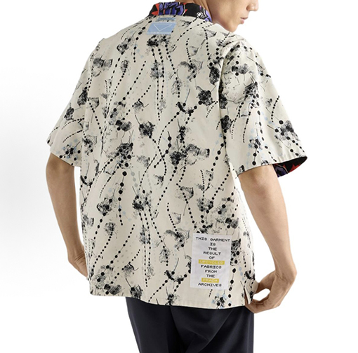 プラダスーパーコピー 両面リバーシブルの楽しいプリント柄半袖シャツ
