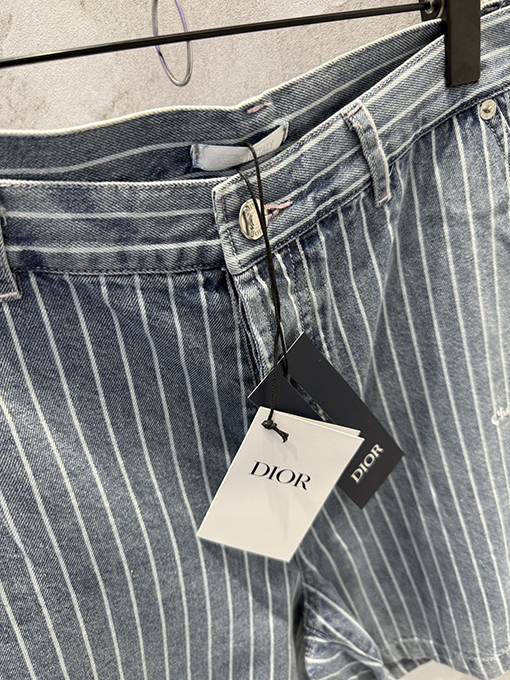 ディオールスーパーコピー Christian Dior Couture ストライプ柄の薄デニムショートパンツ
