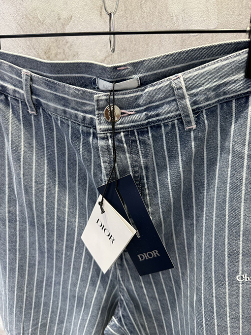 ディオールスーパーコピー Christian Dior Couture ストライプ柄の薄デニムショートパンツ