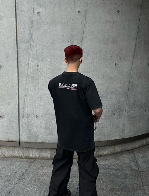 バレンシアガ Balenciaga クラシックなコカコーラの波ロゴ刺繍入り半袖Tシャツ