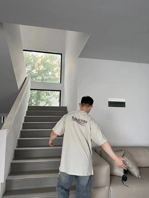 バレンシアガ Balenciaga クラシックなコカコーラの波ロゴ刺繍入り半袖Tシャツ