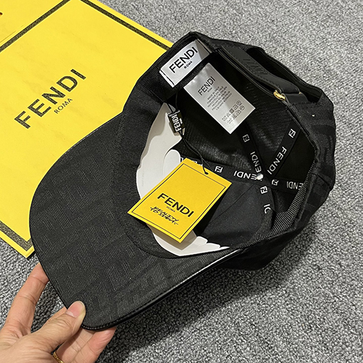 フェンディ クラシックなモノグラム入りベースボールキャップ