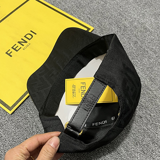 フェンディ クラシックなモノグラム入りベースボールキャップ