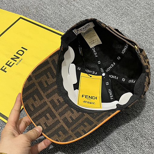 フェンディ クラシックなモノグラム入りベースボールキャップ