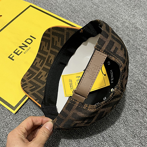 フェンディ クラシックなモノグラム入りベースボールキャップ