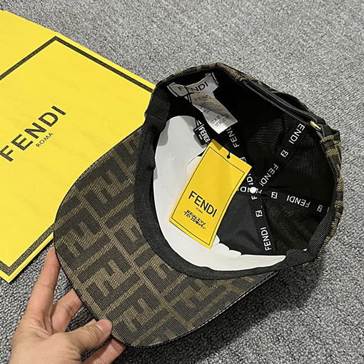フェンディ クラシックなモノグラム入りベースボールキャップ