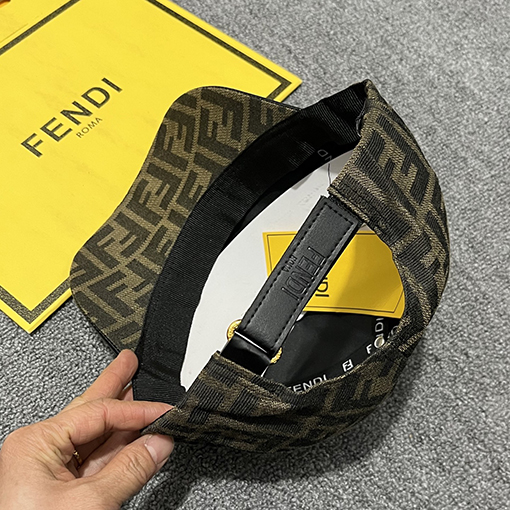 フェンディ クラシックなモノグラム入りベースボールキャップ