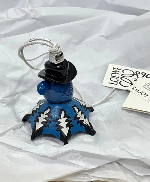 ロエベ Puzzle 10周年の限定スプライトキーホルダー