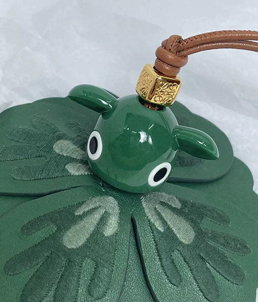 ロエベコピー Puzzle 新モデル10周年の限定スプライトキーホルダー