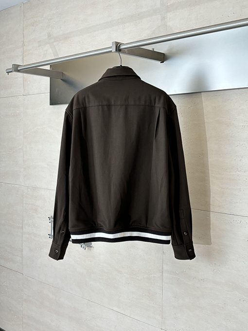 ロエベ ブラウンのギャバジンの長袖襟付きシャツ