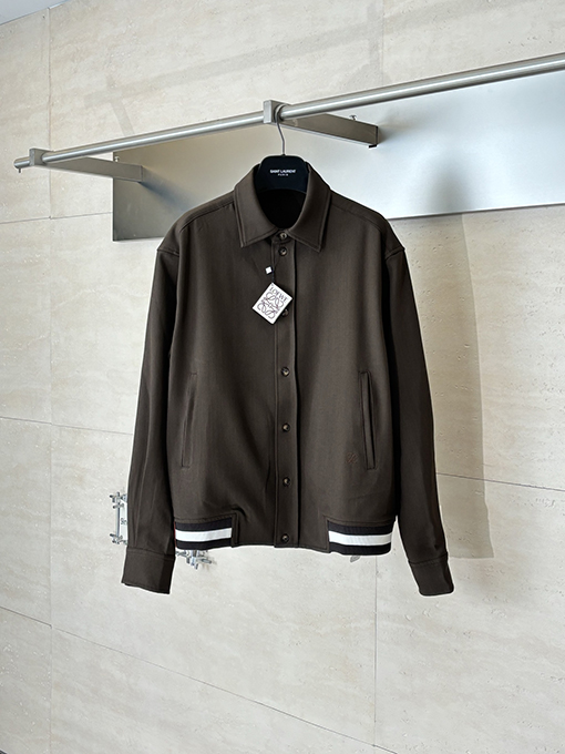 ロエベ ブラウンのギャバジンの長袖襟付きシャツ