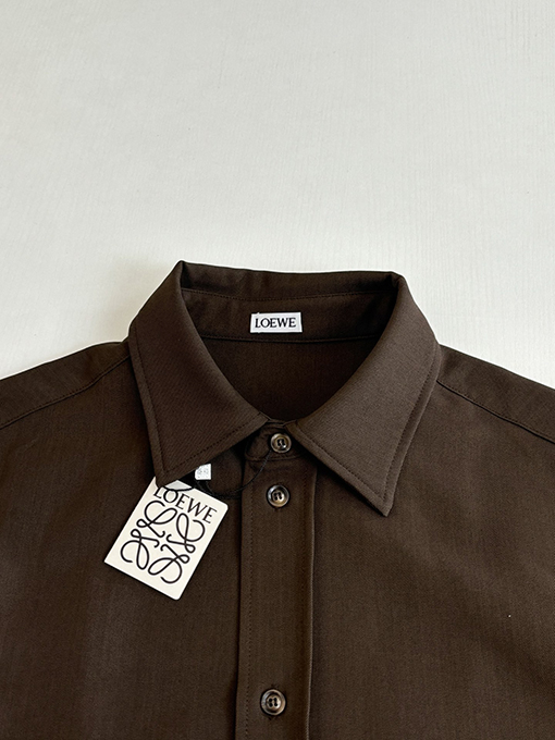 ロエベ ブラウンのギャバジンの長袖襟付きシャツ
