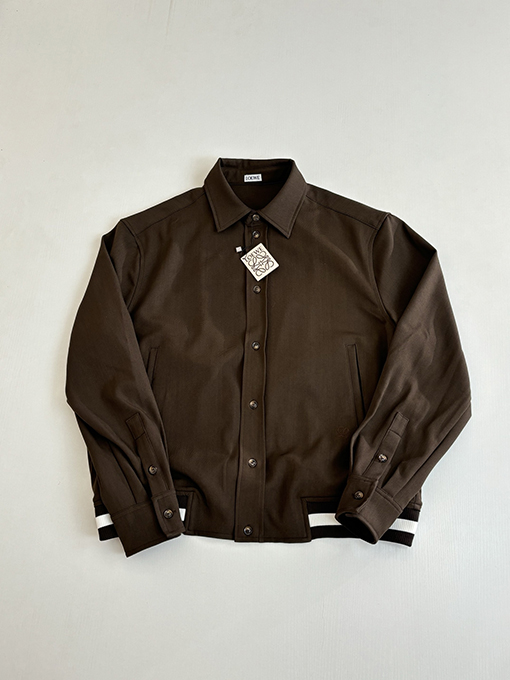 ロエベ ブラウンのギャバジンの長袖襟付きシャツ