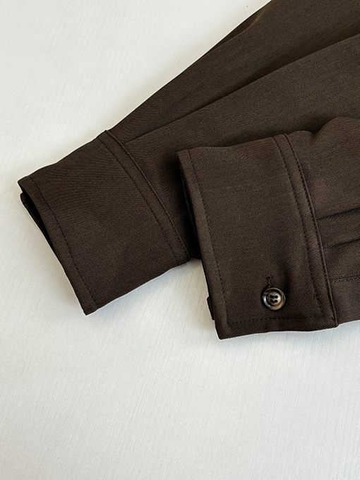 ロエベ ブラウンのギャバジンの長袖襟付きシャツ