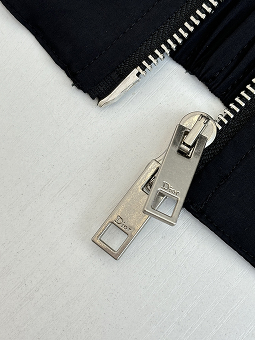 ディオールコピー Dior アベニューモンテーニュのロゴ刺繍入りスタンドカラージップアップナイロンジャケット