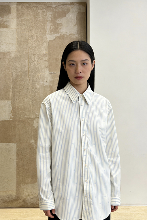 グッチスーパーコピー ストライプ柄の総柄ロゴ入り長袖襟付きシャツ