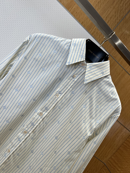 グッチスーパーコピー ストライプ柄の総柄ロゴ入り長袖襟付きシャツ