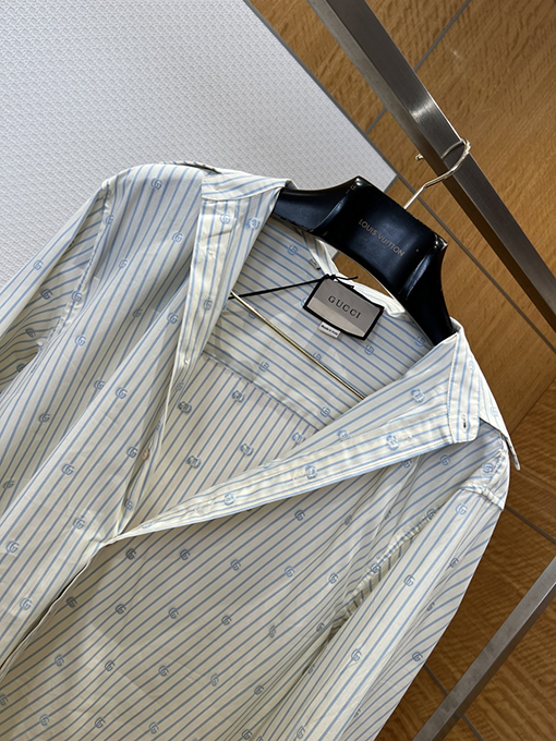 グッチスーパーコピー ストライプ柄の総柄ロゴ入り長袖襟付きシャツ