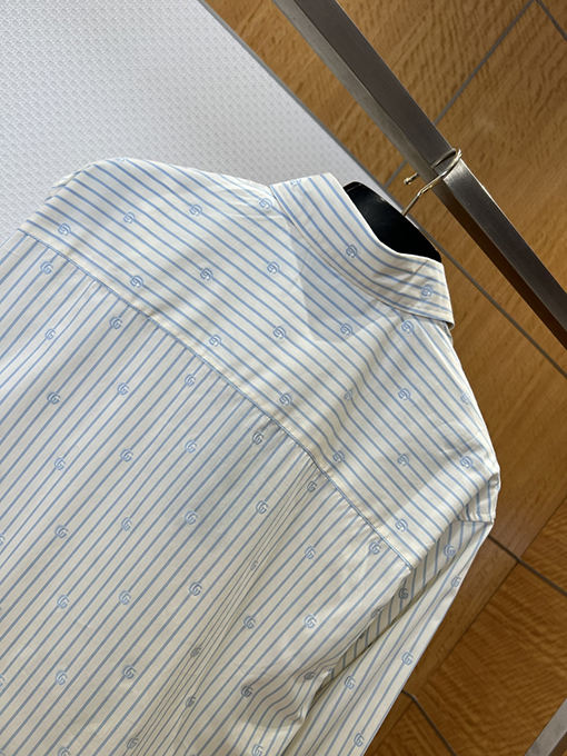 グッチスーパーコピー ストライプ柄の総柄ロゴ入り長袖襟付きシャツ