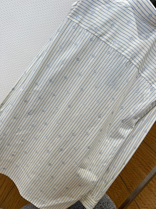 グッチスーパーコピー ストライプ柄の総柄ロゴ入り長袖襟付きシャツ