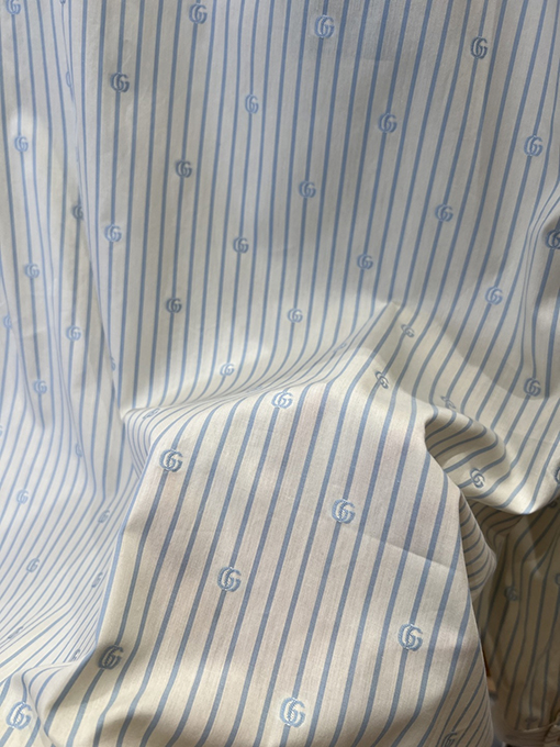 グッチスーパーコピー ストライプ柄の総柄ロゴ入り長袖襟付きシャツ