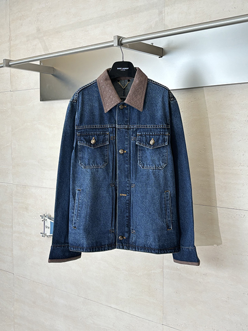 ルイヴィトン モノグラム入りのレザートリムと袖口襟があしらわれたデニムジャケット