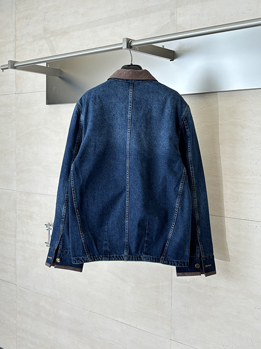 ルイヴィトン モノグラム入りのレザートリムと袖口襟があしらわれたデニムジャケット