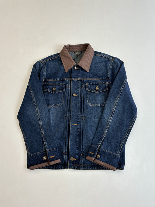 ルイヴィトン モノグラム入りのレザートリムと袖口襟があしらわれたデニムジャケット