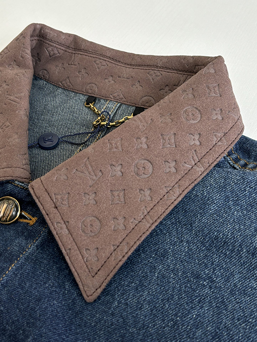 ルイヴィトン モノグラム入りのレザートリムと袖口襟があしらわれたデニムジャケット