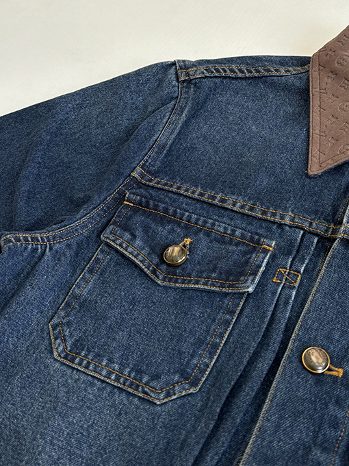 ルイヴィトン モノグラム入りのレザートリムと袖口襟があしらわれたデニムジャケット