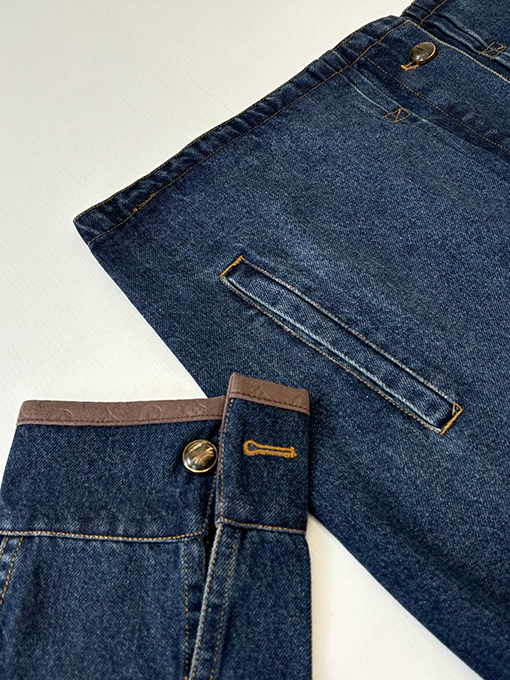 ルイヴィトン モノグラム入りのレザートリムと袖口襟があしらわれたデニムジャケット