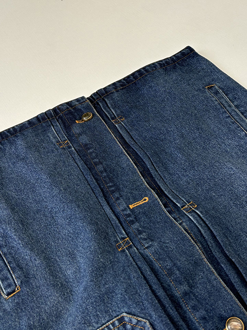 ルイヴィトン モノグラム入りのレザートリムと袖口襟があしらわれたデニムジャケット