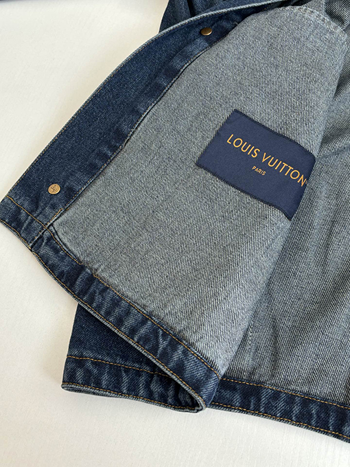 ルイヴィトン モノグラム入りのレザートリムと袖口襟があしらわれたデニムジャケット