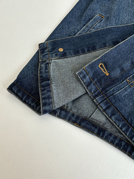 ルイヴィトン モノグラム入りのレザートリムと袖口襟があしらわれたデニムジャケット