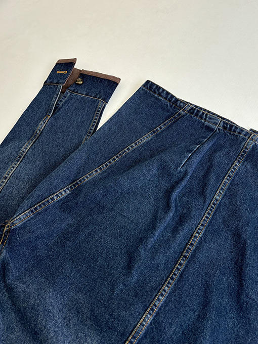 ルイヴィトン モノグラム入りのレザートリムと袖口襟があしらわれたデニムジャケット