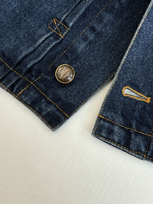 ルイヴィトン モノグラム入りのレザートリムと袖口襟があしらわれたデニムジャケット