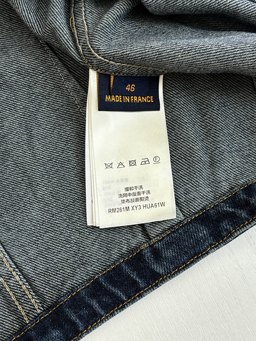 ルイヴィトン モノグラム入りのレザートリムと袖口襟があしらわれたデニムジャケット