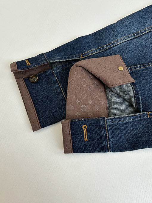 ルイヴィトン モノグラム入りのレザートリムと袖口襟があしらわれたデニムジャケット