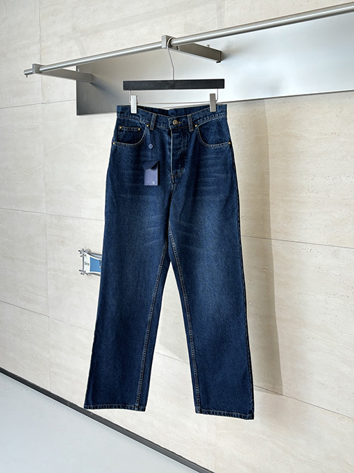 ルイヴィトンブランドコピー モノグラム柄とパネルポケットが特徴のレザーパッチワークジーンズ